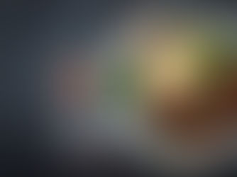 bord met aardappelen en vlees van wild