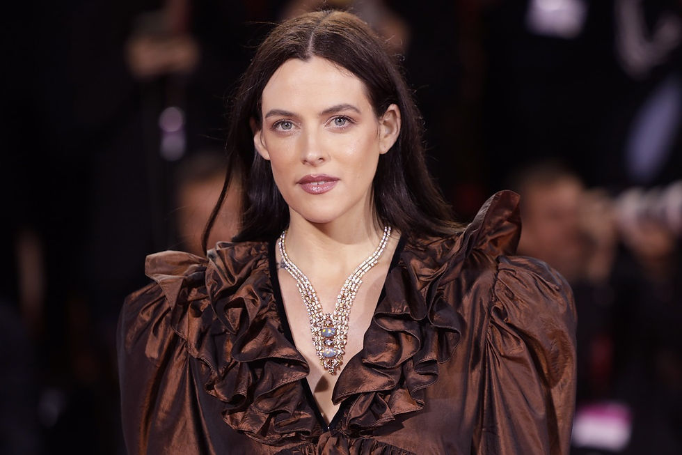 제82회 베네치아 국제 영화제에 선 라일리 코프와 까르띠에 카파야테 네크리스.