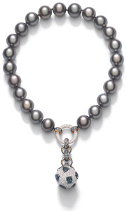 (왼) 루이 비통의 화려한 숄더 네크리스를 착용한 케이트 블란쳇 (오) 포멜라토의 플라네타리오 네크리스.