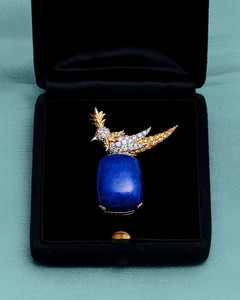 쟌 슐럼버제가 버니 멜론을 위해 디자인한 버드 온 어 락 브로치.