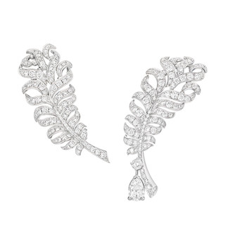 레 시그니처 드 샤넬의 플룀 드 샤 넬 모티프 이어링.