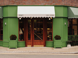 그린 톤으로 꾸민 메종조 청담점.