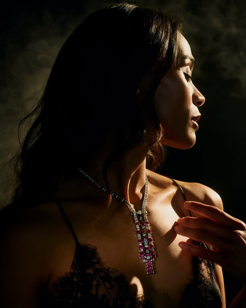 조이 샐다나와 까르띠에 하이 주얼리 네크리스.