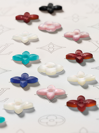 봄베 형태로 세공한 컬러 젬스톤.