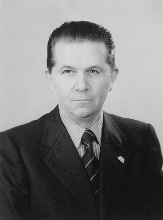 콘스탄티노 레포시와 그의 주얼리 디자인.