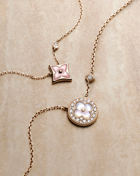 파베 세팅 디테일이 돋보이는 컬러 블라썸 컬렉션 주얼리.