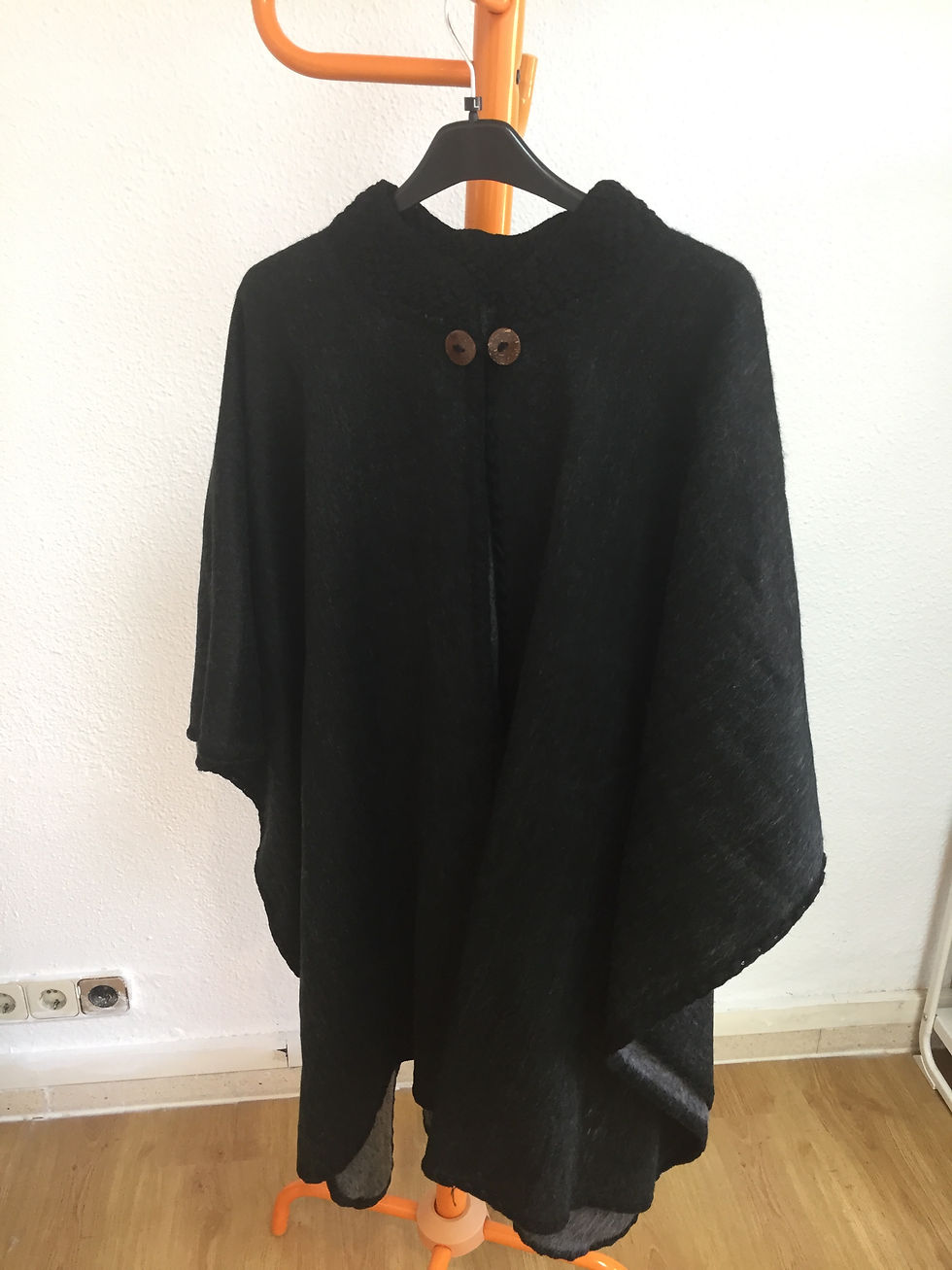 Miniatura: Poncho Unisex en tono gris oscuro y blancos Talla Unica