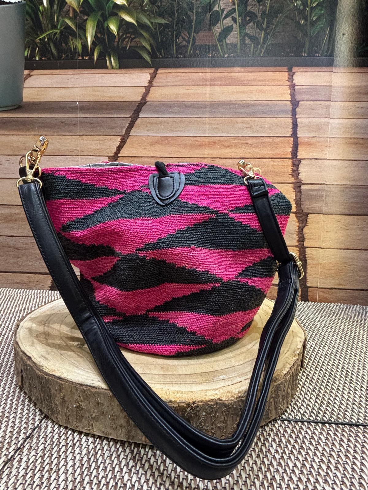 Shigra con asas de cuero, mediana, roja y negra. Triangulo