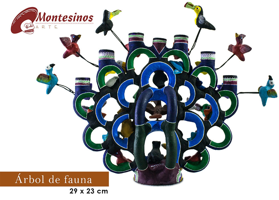 Vista lateral del Árbol de Fauna con aves y animales mexicanos pintados a mano