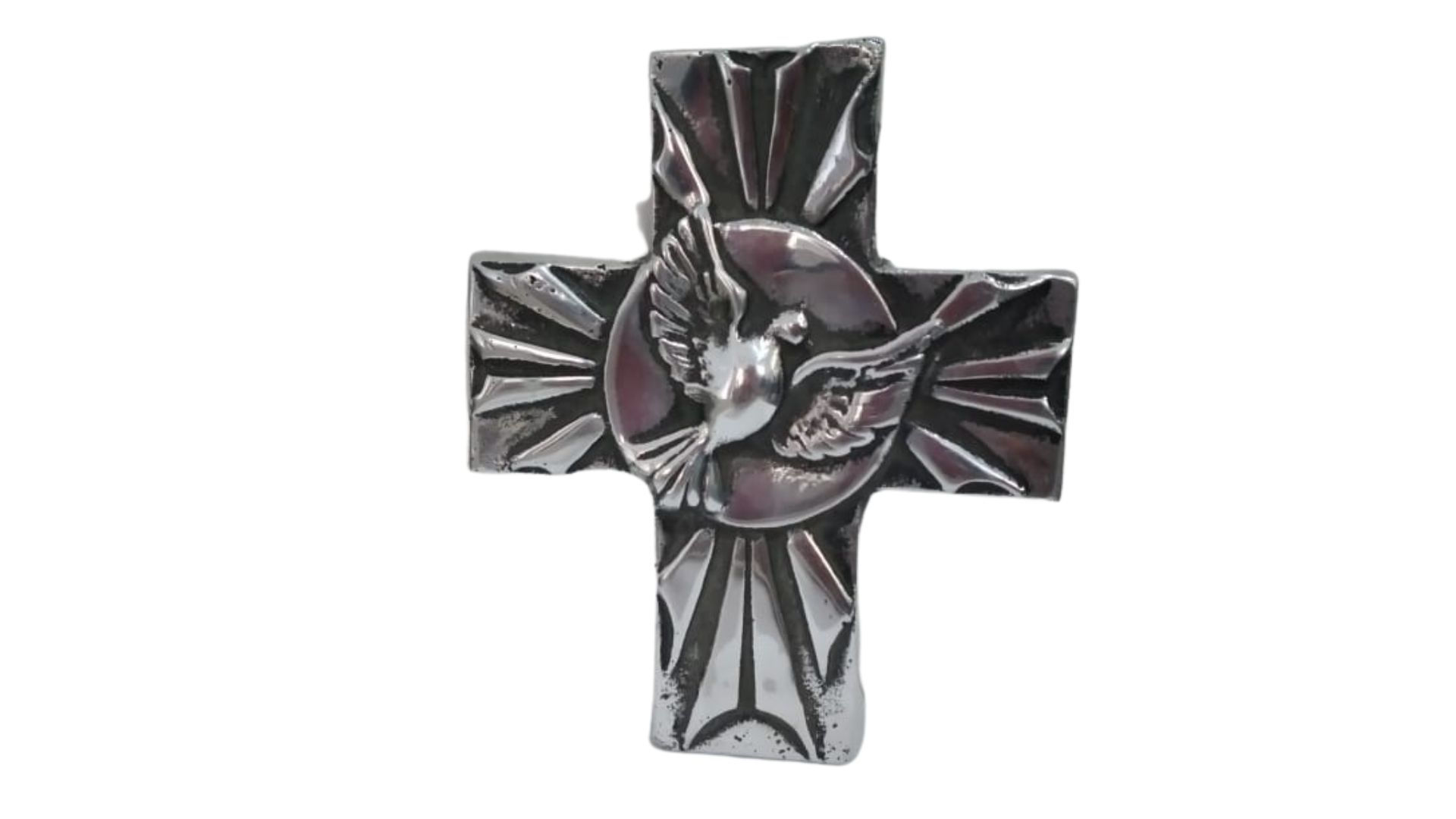 Cruz de Paloma en pewter artesanal con relieve de paloma símbolo de paz y acabado metálico brillante