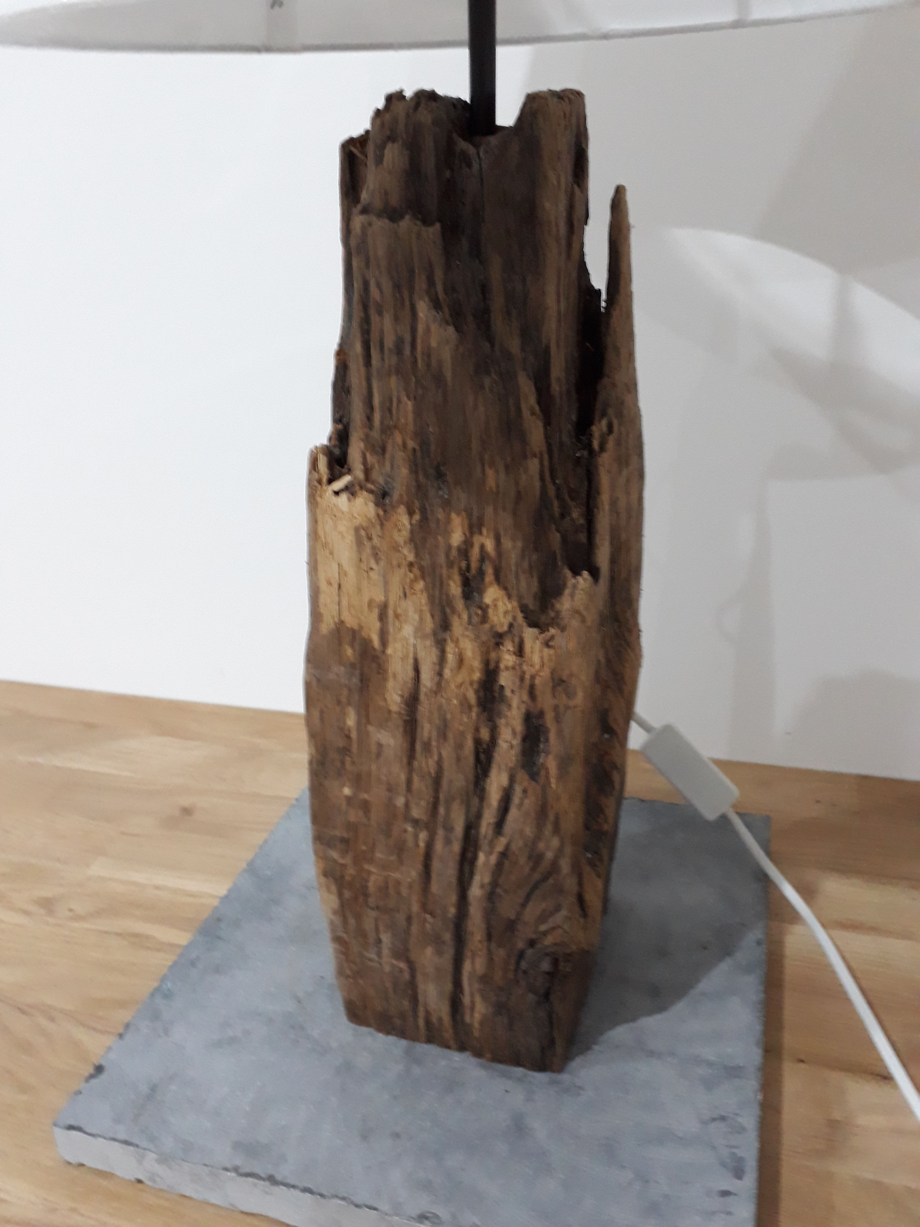 Lampe sculpture en bois flotté