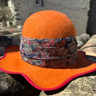 Fleur Feutre de laine orange et cravate