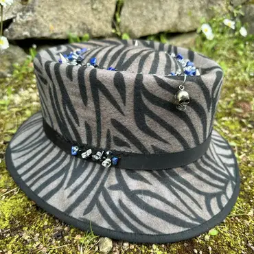 Chapeau feutre de laine motif zébré brodé de pierres semi-précieuses, piercings et pointes.