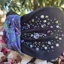 serre tête recouvert tissus coton noir, nœud tissus fleurs et broderie perles multicolores