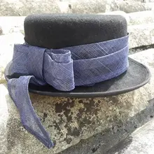 Haut de forme en feutre de laine noir et son nœud en sisal bleu