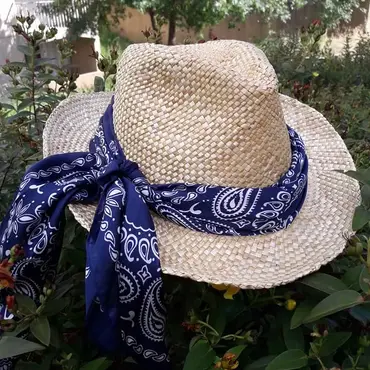 Chapeau de paille et son foulard