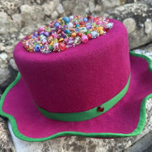 Chapeau Haut de forme en feutre brodé de perles multicolores