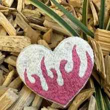 Cœur flammes brodé rose et blanc