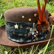 Haut de forme feutre, cravates, plumes et accessoires de voyage