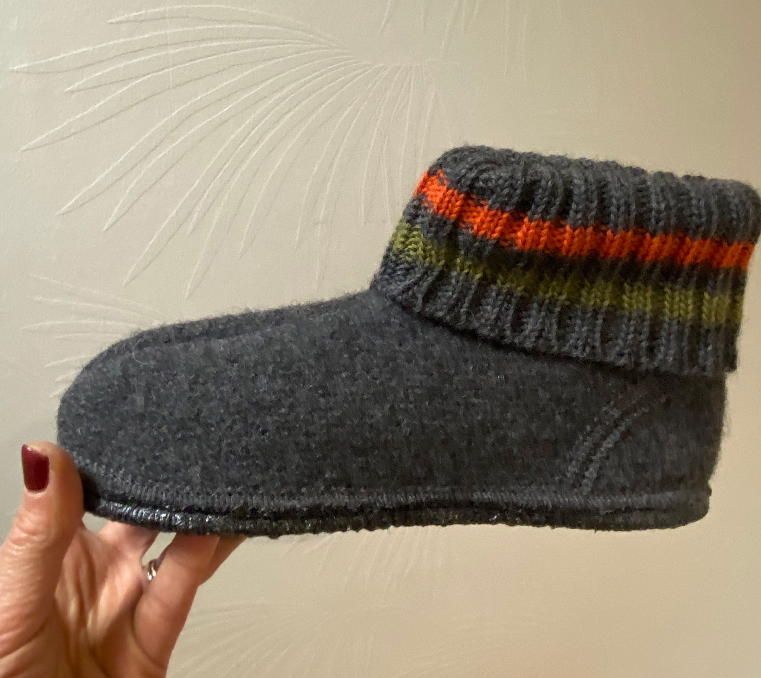 Antracietkleurige wollen pantoffels met gekleurde strepen aan de enkel 