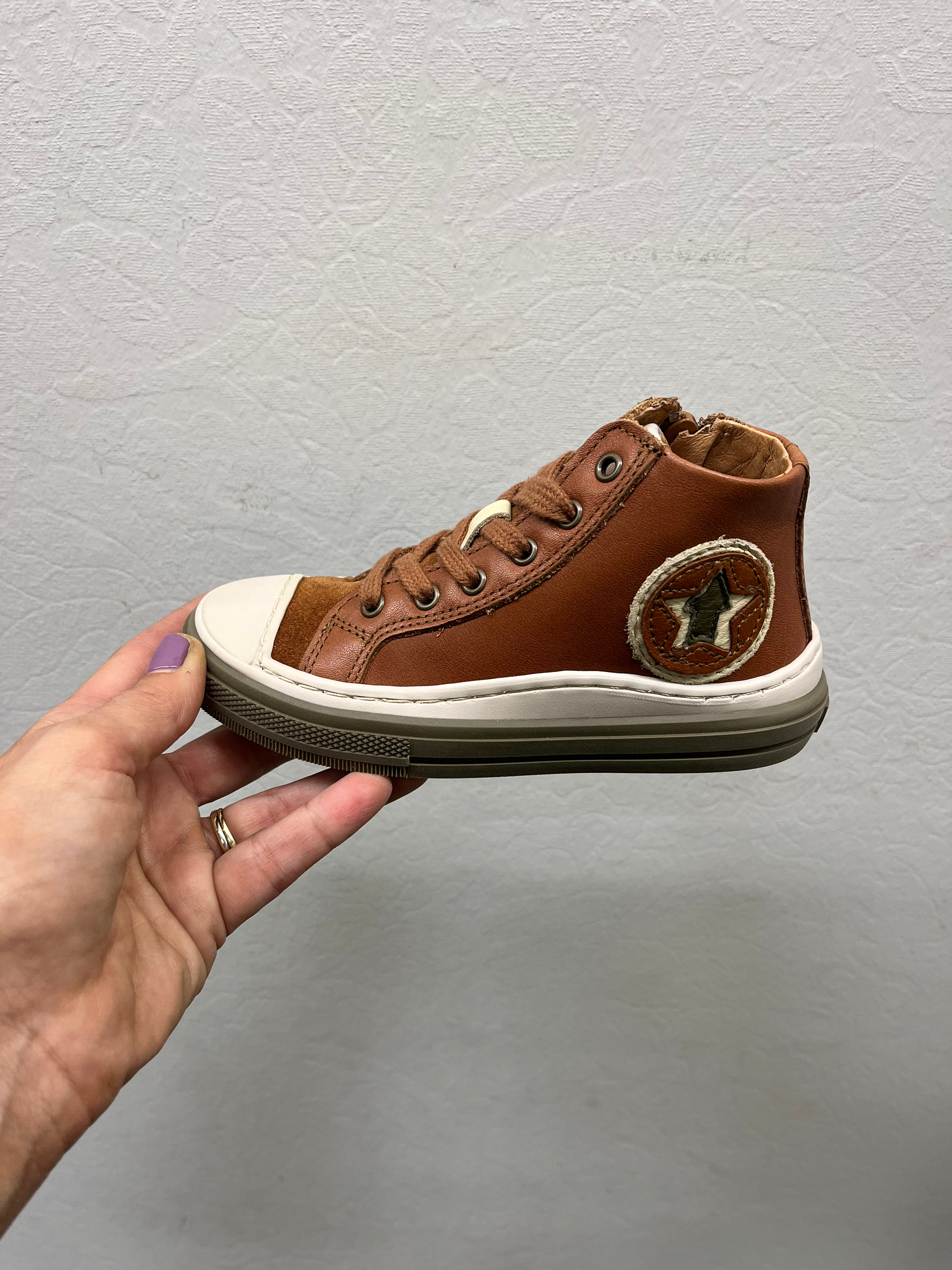 Hoog cognackleurig vetermodelletje met beschermtop 