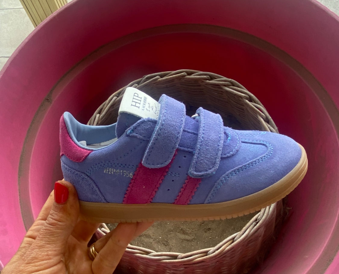 Blauw-paarse velcrosneaker met fuchsia strepen