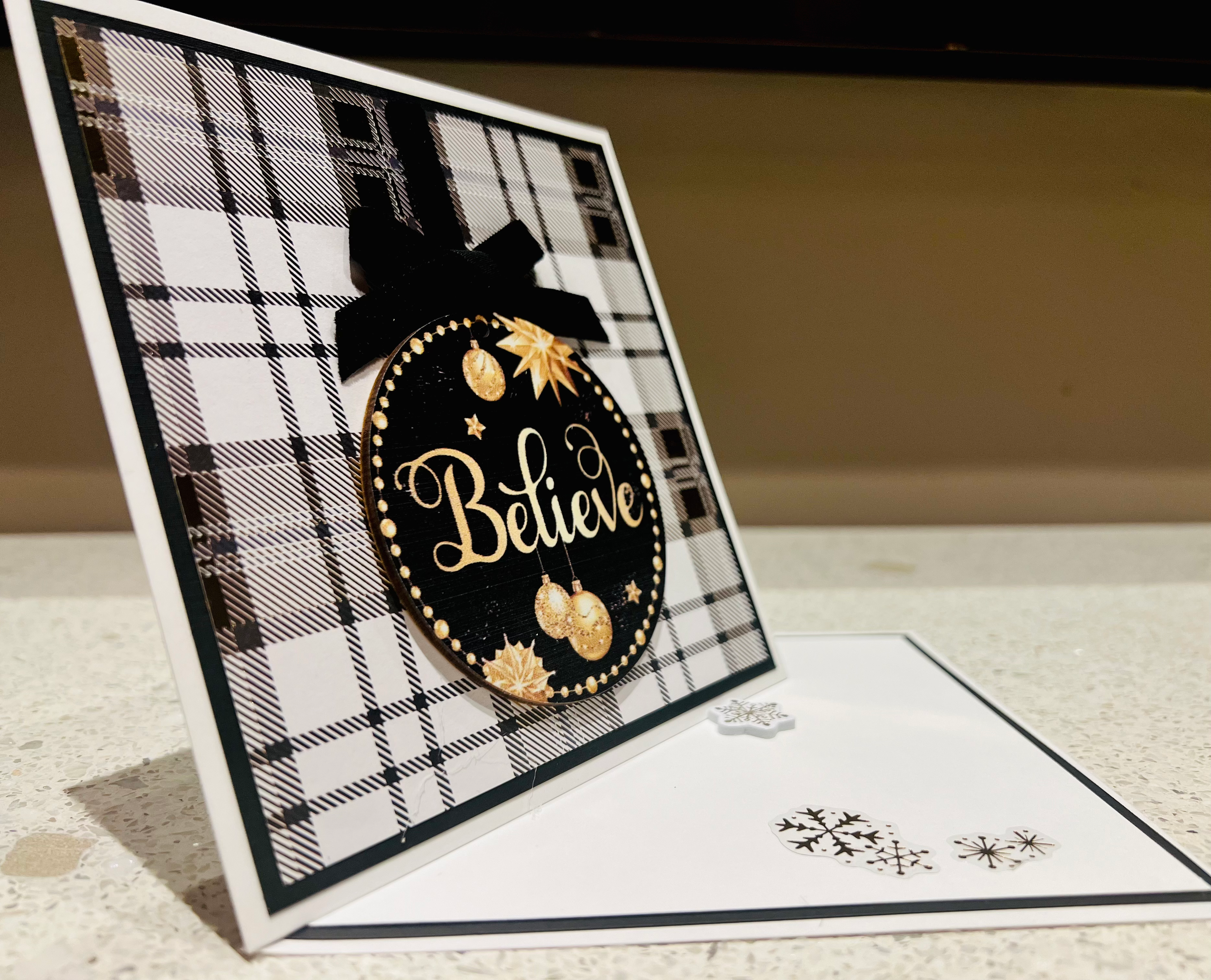 Holiday Ornament Plaid E Easel Card