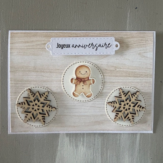 Miniature : Carte tout en douceur avec bonhomme en pain d'épice et des flocons en bois