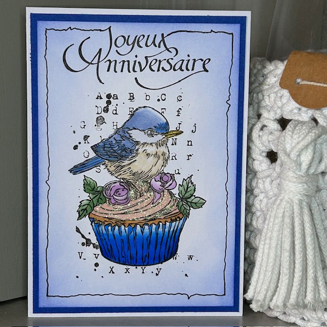 Carte Joyeux anniversaire avec un oiseau sur un cupcake