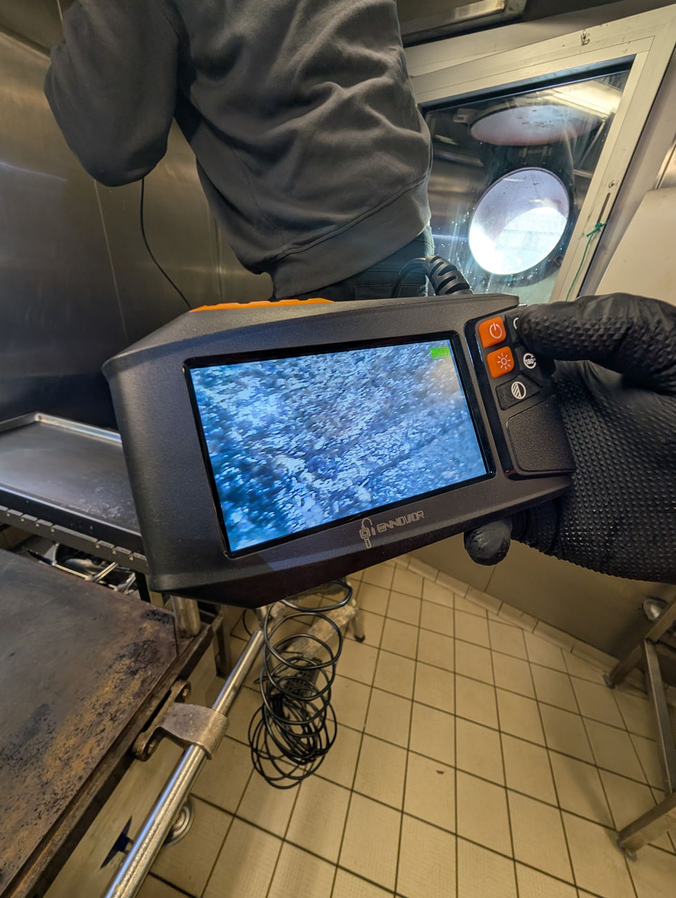 Inspection caméra thermique conduits hotte cuisine professionnelle encrassés par technicien TMS Nettoyage Dunkerque