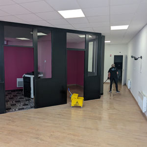 Nettoyage de fin de chantier dans des bureaux professionnels à Béthune après travaux de réaménagement, remise en état des sols et des espaces pour Just Mutuelle par TMS Nettoyage.