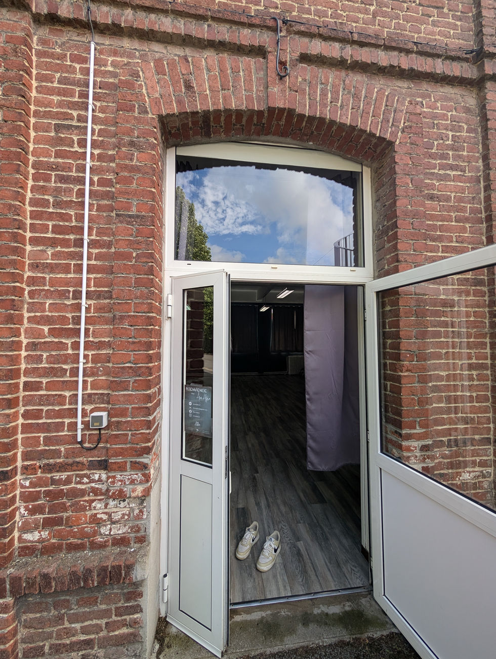 Nettoyage de la porte vitrée et de l’entrée d’une salle de danse à Béthune par TMS Nettoyage