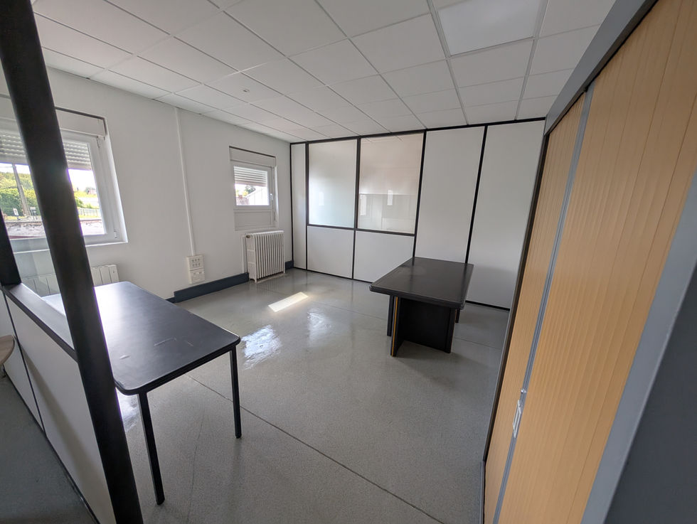 Nettoyage d’un bureau individuel avec cloisons vitrées dans une entreprise de stockage à Annequin