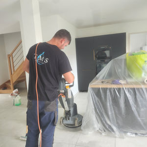 Notre équipe est intervenue chez un particulier pour le récurage et le nettoyage en profondeur du sol carrelage de sa salle de séjour , salon, cuisine, buanderie et wc. Avec notre monobrosse, nous avons réussi à enlever des tâches incrustées depuis deux ans à la suite de travaux. 