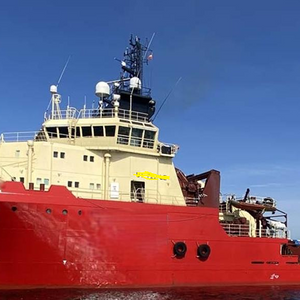 Nettoyage de hotte de cuisine dans un bateau militaire