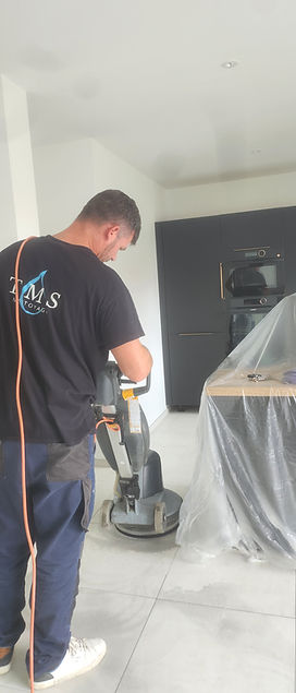 Nettoyage fin de chantier à l'aide d'appareil professionnel ( monobrosse) pour restituer une maison habitable.