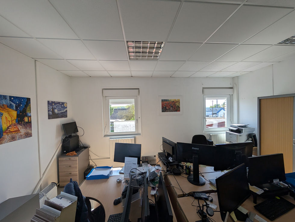 Nettoyage de bureaux professionnels avec postes informatiques dans une entreprise de stockage à Annequin près de Béthune