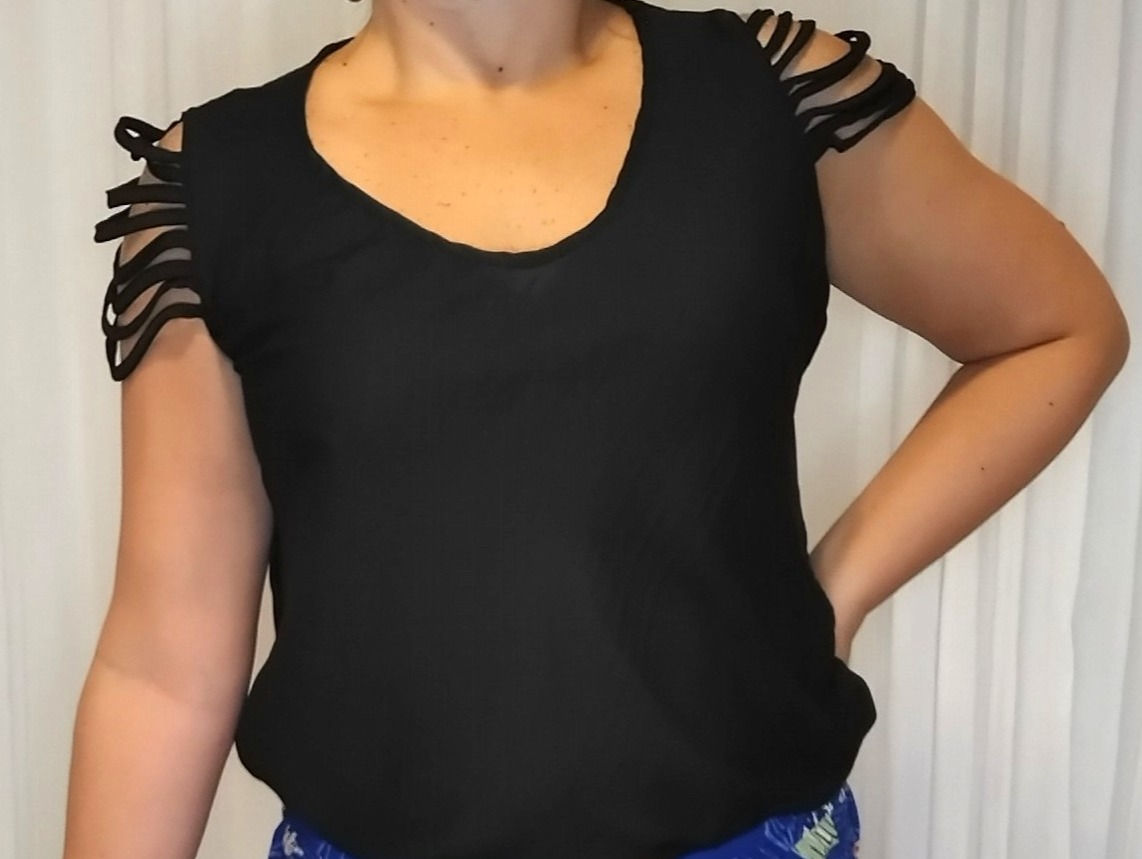 Blusas em Crepe Preto com Mangas Detalhadas em Fitas