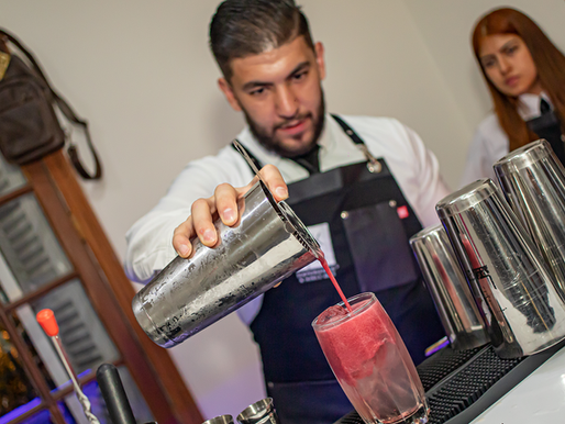 Cómo Puedes Mejorar la Experiencia de Coctelería y Licores en Tu Evento
