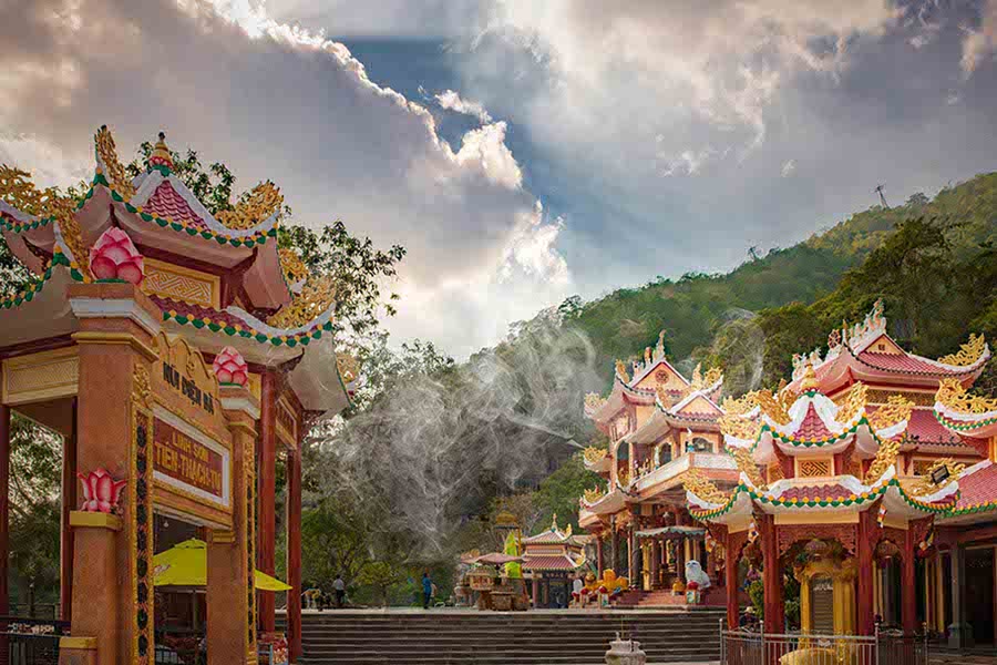 Địa chỉ cầu tài lộc - Chùa Bà Đen