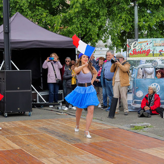 pin up avec le drapeau de la france dans la main