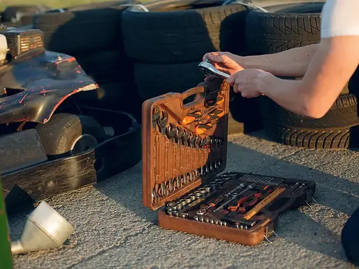 What to Pack in Emergency Roadside Kits for Long Trips
