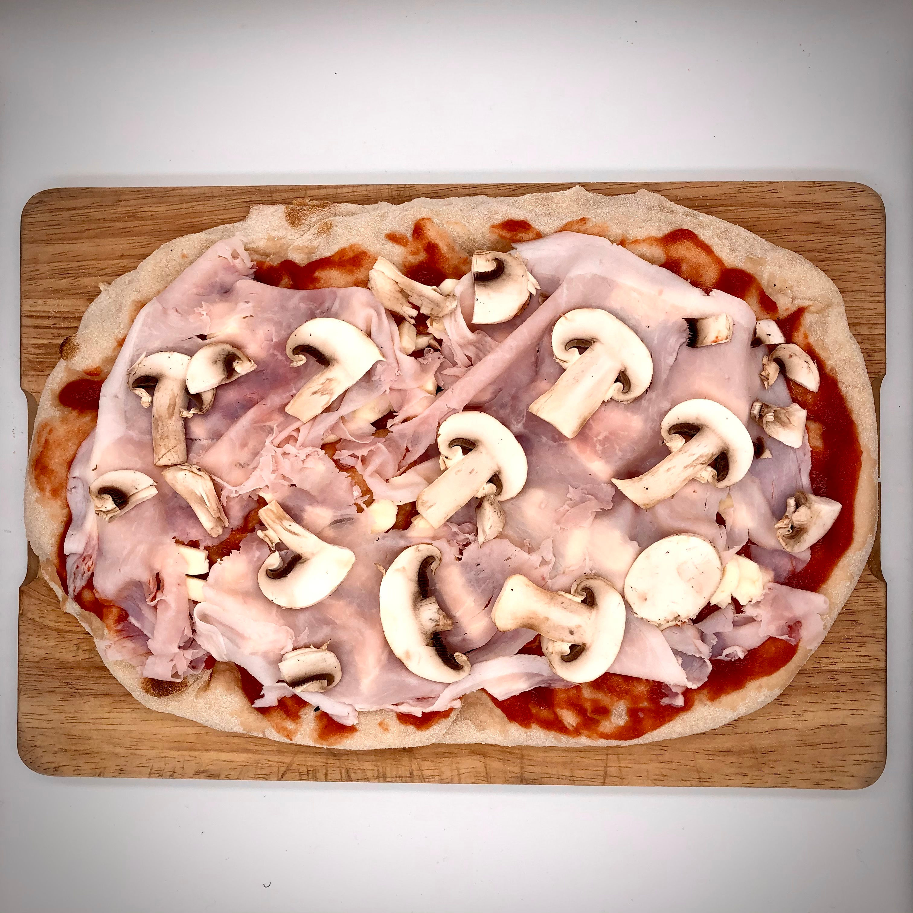 Pizza jamón y champiñones