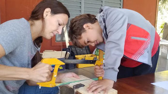 Trabajo en madera entre padres e hijos.