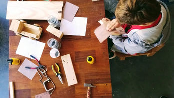 Trabajo en madera entre padres e hijos.