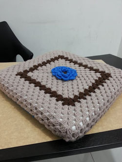 cojin para silla con flor azul en el centro