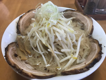 湯河原のラーメン屋🍜麺の蔵
宿から徒歩7分!根強いファンがいる人気のラーメン屋さんです。醤油、塩、味噌どれも美味しい‼️
今回は味噌をいただきました。😋
