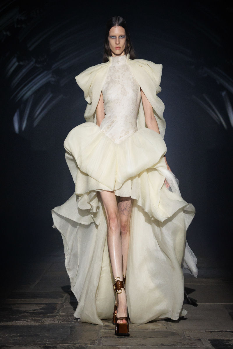 Look bianco scultoreo della collezione Alexander McQueen Primavera Estate 2027