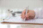 doctora-rellenando-un-formulario-medico.jpg