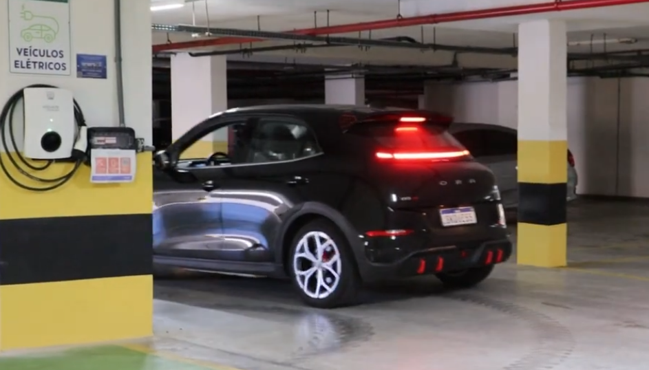 Carro elétrico e carregador veicular no condomínio Art Studio (Salvador-BA)